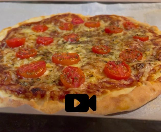 Συνταγή για ζύμη πίτσας με 2 υλικά μόνο. Εύκολη, οικονομική και πεντανόστιμη ζύμη πίτσας που την φτιάχνετε σε λίγα λεπτά μόνο.