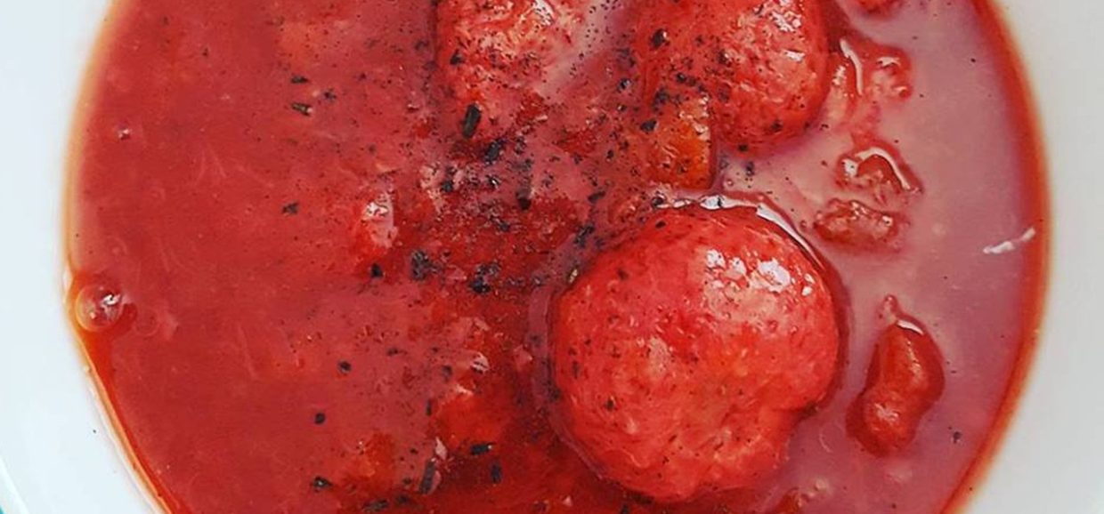 Συνταγή για σάλτσα φράουλας. Μοναδική για γαρνίρισμα σε τσιζκέικ, κέικ, τούρτες, παγωτά και άλλα γλυκά.