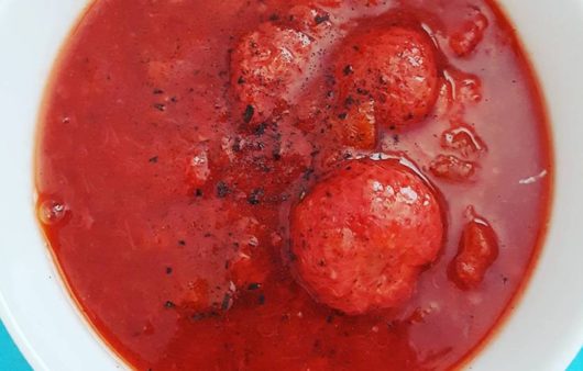 Συνταγή για σάλτσα φράουλας. Μοναδική για γαρνίρισμα σε τσιζκέικ, κέικ, τούρτες, παγωτά και άλλα γλυκά.