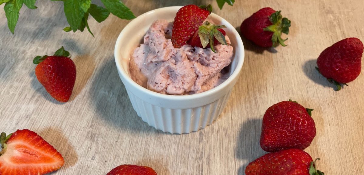 Συνταγή για παγωτό φράουλα με ολόκληρα κομμάτια φράουλας, με ή χωρίς παγωτομηχανή! Μοναδικά δροσερό και γευστικό.