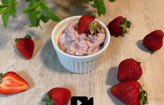 Συνταγή για παγωτό φράουλα με ολόκληρα κομμάτια φράουλας, με ή χωρίς παγωτομηχανή! Μοναδικά δροσερό και γευστικό.