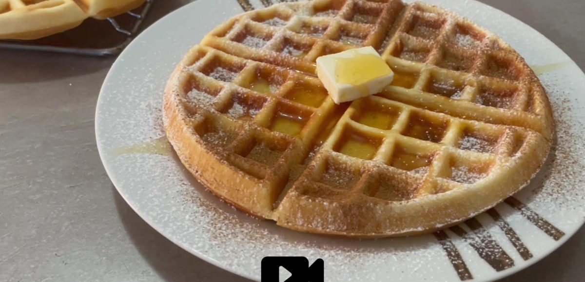 Βαισκή συνταγή για γλυκές βάφλες. Τραγανές βάφλες από έξω και αφράτες από μέσα. Τις συνδυάζουμε με γλυκό topping της αρεσκείας μας.
