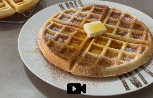 Βαισκή συνταγή για γλυκές βάφλες. Τραγανές βάφλες από έξω και αφράτες από μέσα. Τις συνδυάζουμε με γλυκό topping της αρεσκείας μας.