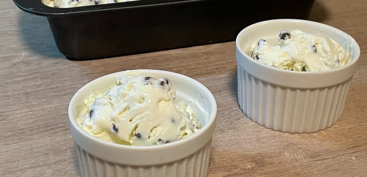 Συνταγή για εύκολο παγωτό βανίλια με στραγγιστό γιαούρτι και σταγόνες σοκολάτας. Φτιάξτε το με ή χωρίς παγωτομηχανή.