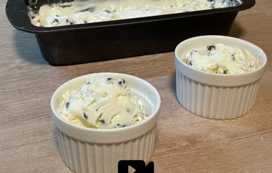 Συνταγή για εύκολο παγωτό βανίλια με στραγγιστό γιαούρτι και σταγόνες σοκολάτας. Φτιάξτε το με ή χωρίς παγωτομηχανή.