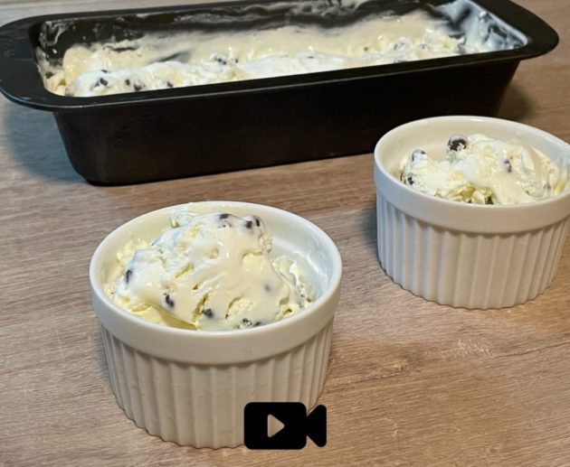 Συνταγή για εύκολο παγωτό βανίλια με στραγγιστό γιαούρτι και σταγόνες σοκολάτας. Φτιάξτε το με ή χωρίς παγωτομηχανή.