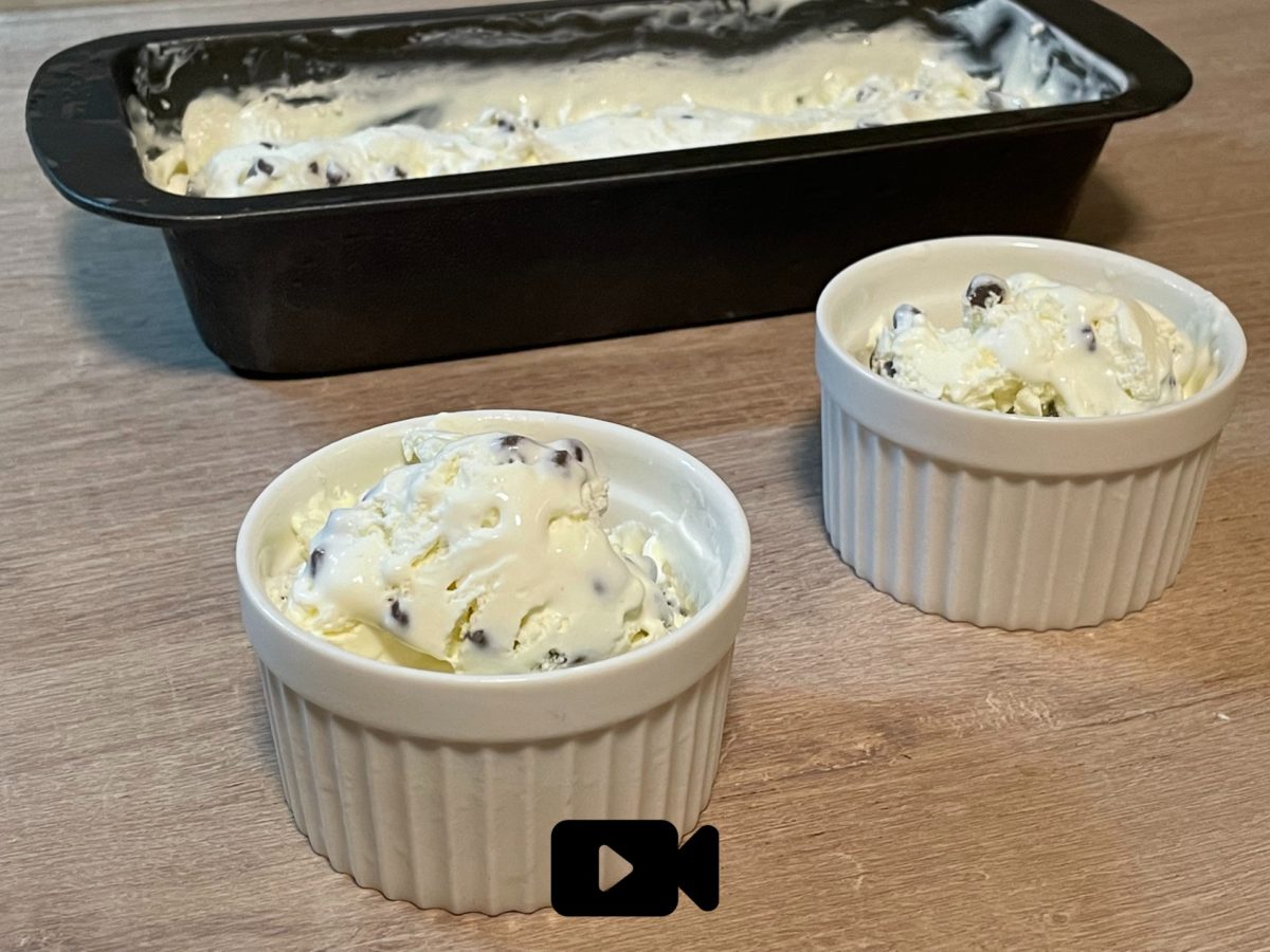 Συνταγή για εύκολο παγωτό βανίλια με στραγγιστό γιαούρτι και σταγόνες σοκολάτας. Φτιάξτε το με ή χωρίς παγωτομηχανή.