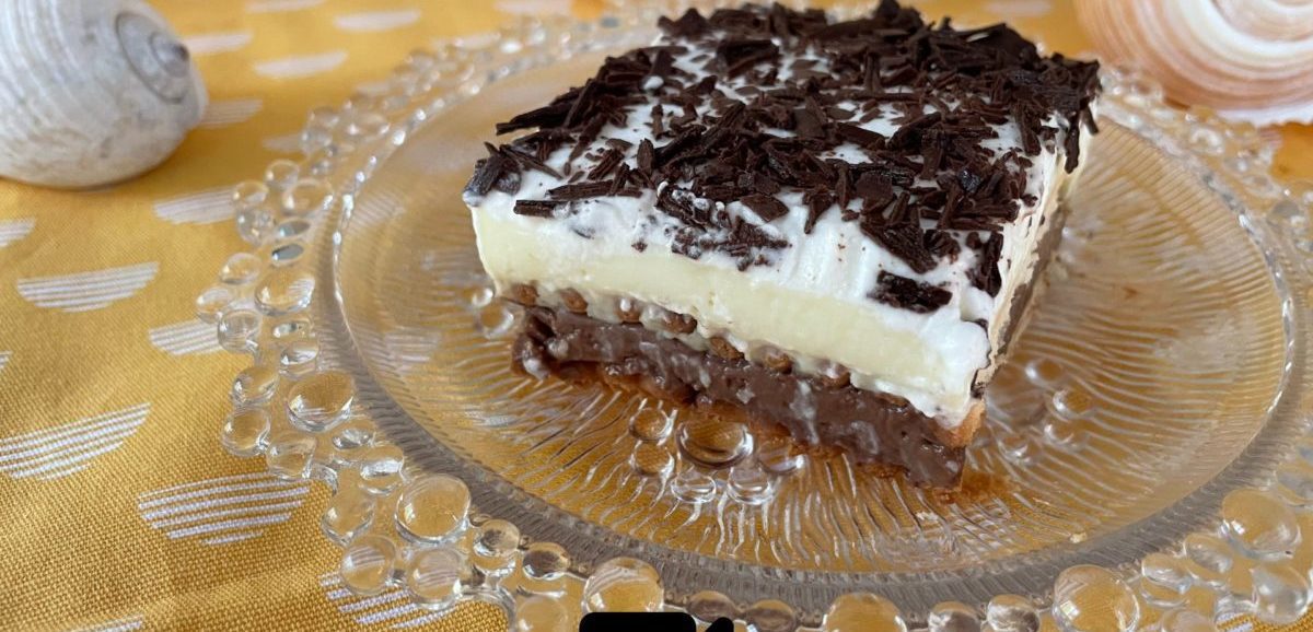 Συνταγή για δροσιστικό μπισκοτογλυκό με μπισκότα πτι-μπερ, κρέμα πατισερί βανίλια-σοκολάτα και αέρινη σαντιγύ. 