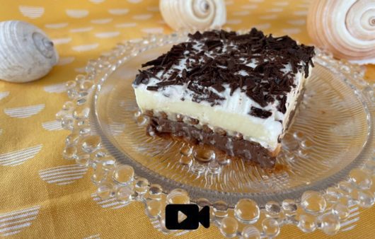 Συνταγή για δροσιστικό μπισκοτογλυκό με μπισκότα πτι-μπερ, κρέμα πατισερί βανίλια-σοκολάτα και αέρινη σαντιγύ. 