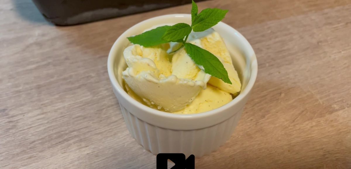 Συνταγή για αυθεντικό παγωτό βανίλια με φυσική βανίλια. Βελούδινη υφή και μοναδική γεύση. Ιδανική επιλογή για το καλοκαίρι.