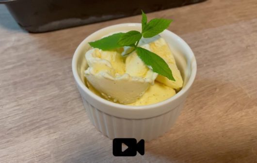 Συνταγή για αυθεντικό παγωτό βανίλια με φυσική βανίλια. Βελούδινη υφή και μοναδική γεύση. Ιδανική επιλογή για το καλοκαίρι.