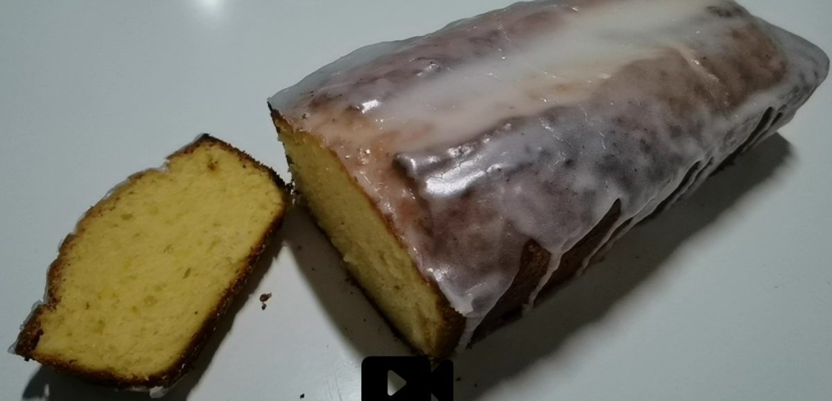 Συνταγή για κέικ λεμόνι με υπέροχο γλάσο γιαουρτιού. Είναι μοναδικά αρωματικό, με υπέροχη υφή και με γευστικό γλάσο!