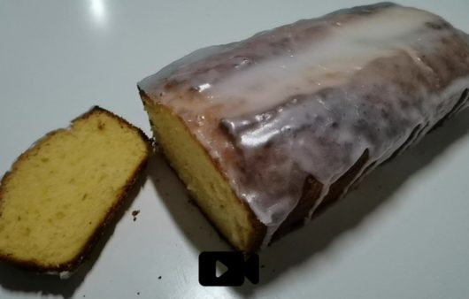 Συνταγή για κέικ λεμόνι με υπέροχο γλάσο γιαουρτιού. Είναι μοναδικά αρωματικό, με υπέροχη υφή και με γευστικό γλάσο!