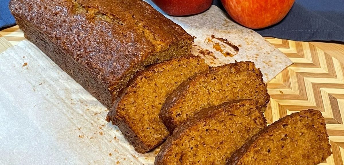 Συνταγή για υπέροχο κέικ μήλου. Αφράτο, ζουμερό και το φτιάχνουμε χωρίς μίξερ. Ιδανικό για όλες τις ώρες της ημέρας.