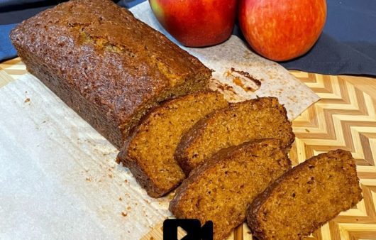 Συνταγή για υπέροχο κέικ μήλου. Αφράτο, ζουμερό και το φτιάχνουμε χωρίς μίξερ. Ιδανικό για όλες τις ώρες της ημέρας.