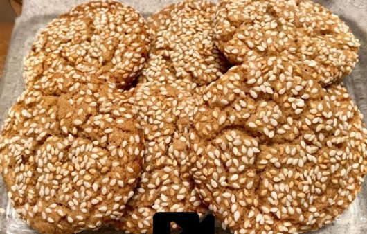 Συνταγή για μπισκότα με ταχίνι και σουσάμι. Πολύ εύκολη συνταγή, με απλά καθημερινά υλικά. Ο συνδυασμός ταχίνι και σουσάμι είναι μοναδικός.
