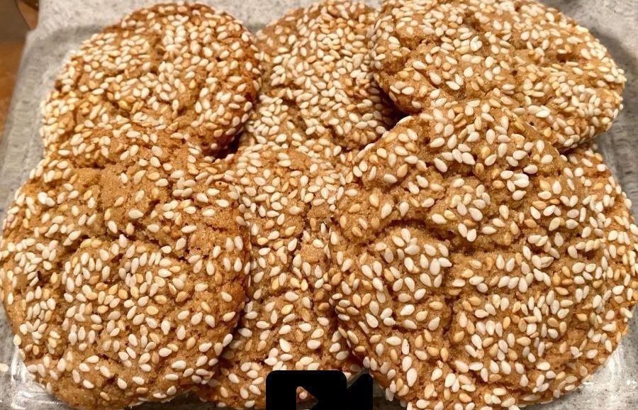 Συνταγή για μπισκότα με ταχίνι και σουσάμι. Πολύ εύκολη συνταγή, με απλά καθημερινά υλικά. Ο συνδυασμός ταχίνι και σουσάμι είναι μοναδικός.