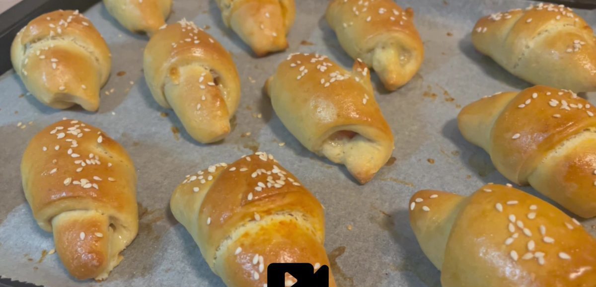 Συνταγή για υπέροχα και πανεύκολα λουκανικοπιτάκια. Αφράτη και πεντανόστιμη ζύμη. Ένα λατρεμένο και εύκολο σνακ.