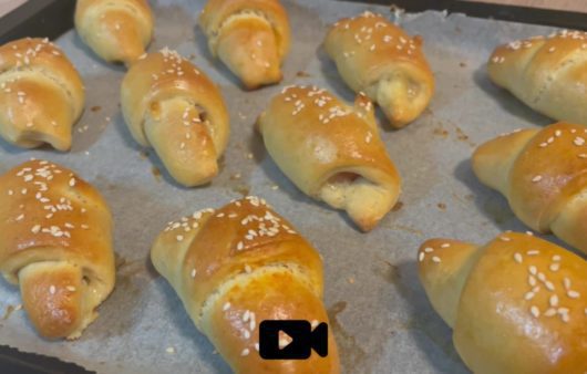 Συνταγή για υπέροχα και πανεύκολα λουκανικοπιτάκια. Αφράτη και πεντανόστιμη ζύμη. Ένα λατρεμένο και εύκολο σνακ.