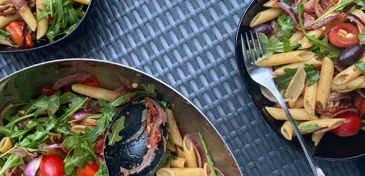 Συνταγή για μεσογειακή σαλάτα ζυμαρικών. Νόστιμη, υγιεινή σαλάτα που τρώγεται και σκέτη.