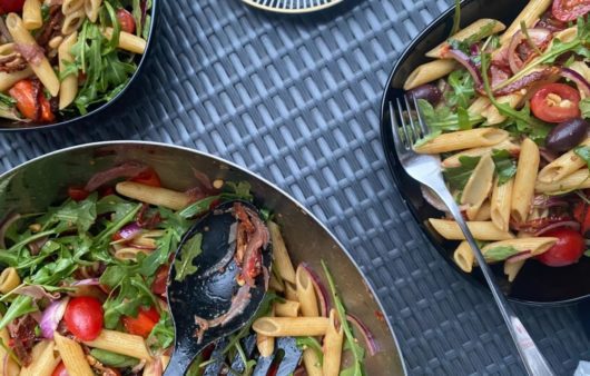 Συνταγή για μεσογειακή σαλάτα ζυμαρικών. Νόστιμη, υγιεινή σαλάτα που τρώγεται και σκέτη.