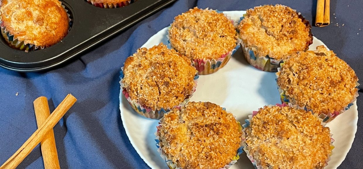 Συνταγή για ζουμερά και γευστικά μάφιν μήλου. Ιδανικός τρόπος για να ξεκινήσετε τη μέρα σας. Αποτελούν ένα απλό και νόστιμο πρωινό ή σνακ.