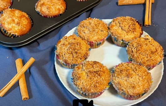 Συνταγή για ζουμερά και γευστικά μάφιν μήλου. Ιδανικός τρόπος για να ξεκινήσετε τη μέρα σας. Αποτελούν ένα απλό και νόστιμο πρωινό ή σνακ.