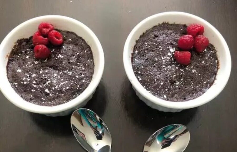Υπέροχη συνταγή για Mug κέικ στο φούρνο μικροκυμμάτων. Σοκολατένιο λαχταριστό επιδόρπιο που είναι έτοιμο σε λιγότερο από 10 λεπτά!