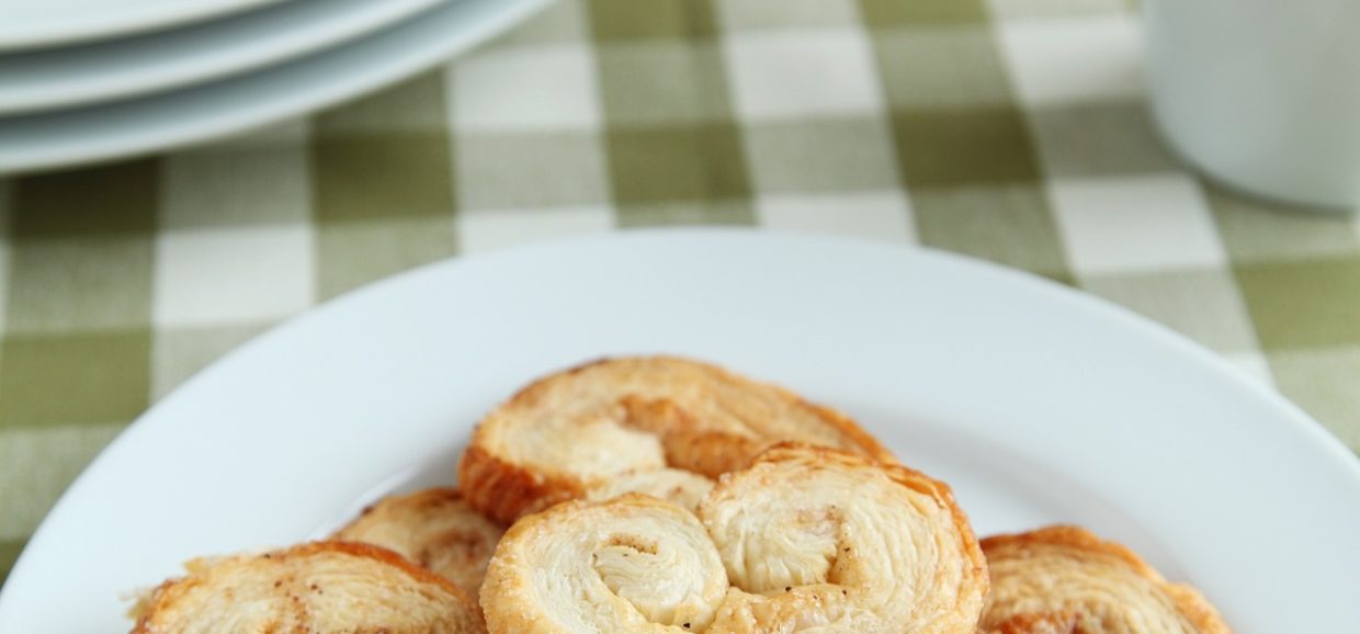 Συνταγή για palmier, μπισκότα σφολιάτας! Φτιάξτε τα εύκολα με φύλλο κρούστας, ζάχαρη και κανέλας σε λίγα μόνο λεπτά.