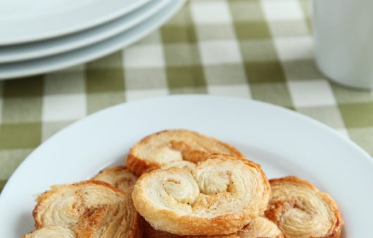 Συνταγή για palmier, μπισκότα σφολιάτας! Φτιάξτε τα εύκολα με φύλλο κρούστας, ζάχαρη και κανέλας σε λίγα μόνο λεπτά.