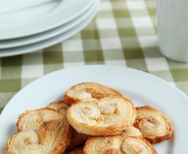 Συνταγή για palmier, μπισκότα σφολιάτας! Φτιάξτε τα εύκολα με φύλλο κρούστας, ζάχαρη και κανέλας σε λίγα μόνο λεπτά.