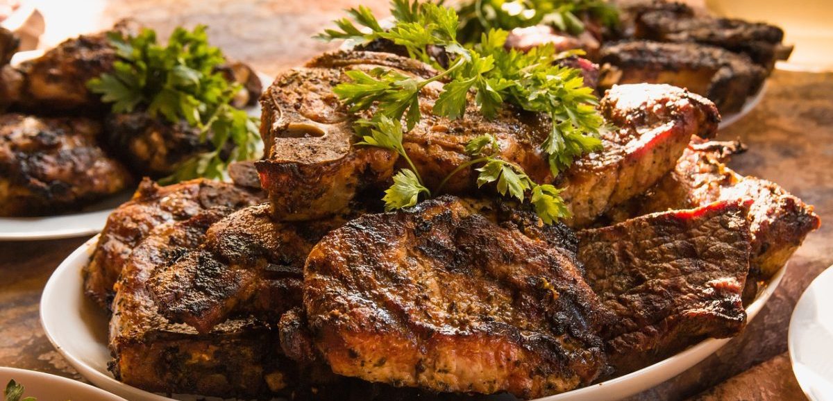 Συνταγή για απλή μαρινάδα για χοιρινές μπριζόλες. Δοκιμάστε μια εναλλακτική μαρινάδα που ταιριάζει μοναδικά στις μπριζόλες μας.