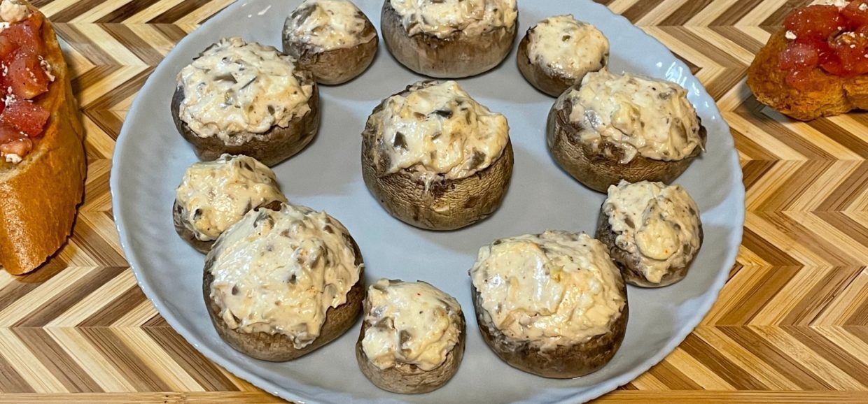 Συνταγή για μανιτάρια με πεντανόστιμη γέμιση με κρέμμα τυρί και φέτα. Ένα υπέροχο ορεκτικό για να σερβίρετε στους καλεσμένους σας.