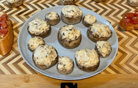 Συνταγή για μανιτάρια με πεντανόστιμη γέμιση με κρέμμα τυρί και φέτα. Ένα υπέροχο ορεκτικό για να σερβίρετε στους καλεσμένους σας.