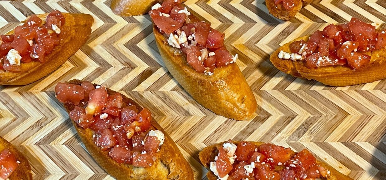 Η μπρουσκέτα είναι ένα κλασικό ιταλικό ορεκτικό που φτιάχνεται εύκολα στο σπίτι. Ψήνουμε τη μπαγκέτα και ολοκληρώνουμε προσθέτοντας τη γέμιση.