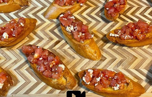 Η μπρουσκέτα είναι ένα κλασικό ιταλικό ορεκτικό που φτιάχνεται εύκολα στο σπίτι. Ψήνουμε τη μπαγκέτα και ολοκληρώνουμε προσθέτοντας τη γέμιση.