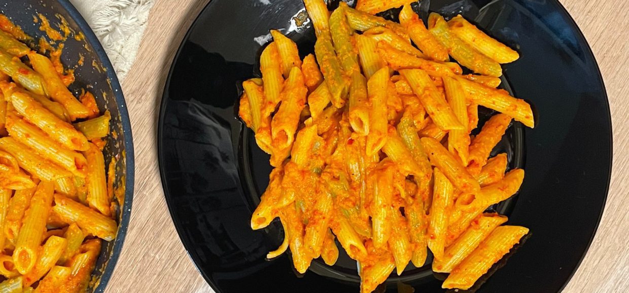 Συνταγή για πένες τρικολόρε με σάλτσα από κόκκινες πιπεριές. Φτιάξτε μια διαφορετική  σάλτσα σε 15 λεπτά μόνο και σερβίρετε μαζί με τις πένες. 