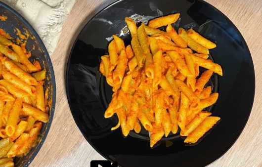 Συνταγή για πένες τρικολόρε με σάλτσα από κόκκινες πιπεριές. Φτιάξτε μια διαφορετική  σάλτσα σε 15 λεπτά μόνο και σερβίρετε μαζί με τις πένες. 