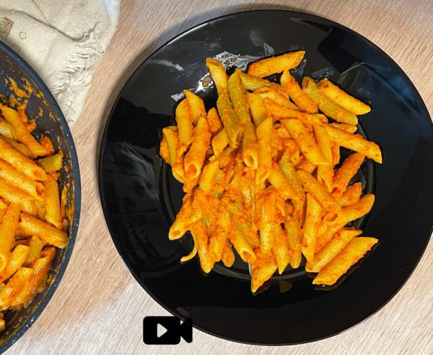 Συνταγή για πένες τρικολόρε με σάλτσα από κόκκινες πιπεριές. Φτιάξτε μια διαφορετική  σάλτσα σε 15 λεπτά μόνο και σερβίρετε μαζί με τις πένες. 