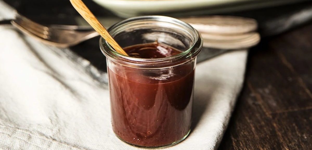 Συνταγή για σπιτική σάλτσα barbeque. Εύκολη και γρήγορη σάλτσα με υπέροχη γεύση και υφή. Συνδυάστε την ιδανικά με κρέατα και σάντουιτς.