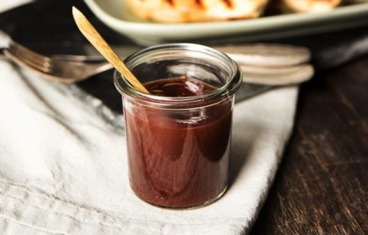 Συνταγή για σπιτική σάλτσα barbeque. Εύκολη και γρήγορη σάλτσα με υπέροχη γεύση και υφή. Συνδυάστε την ιδανικά με κρέατα και σάντουιτς.