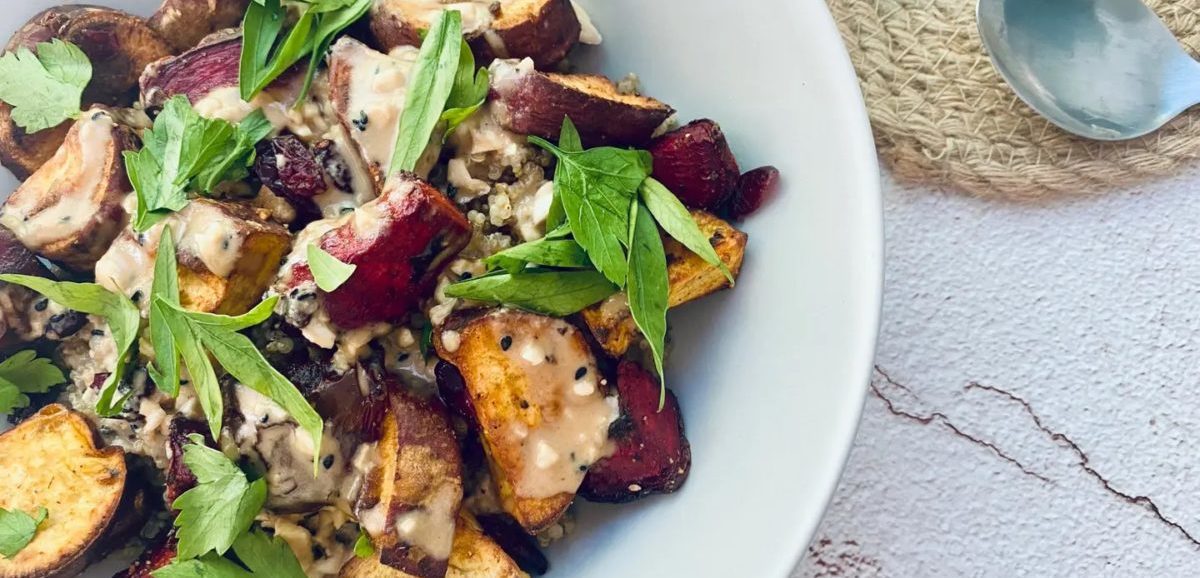 Συνταγή για υπέροχη σαλάτα με κινόα, παντζάρι και γλυκοπατάτα. Μια υγιεινή και πολύχρωμη σαλάτα που είναι μοναδικά γευστική.