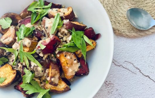 Συνταγή για υπέροχη σαλάτα με κινόα, παντζάρι και γλυκοπατάτα. Μια υγιεινή και πολύχρωμη σαλάτα που είναι μοναδικά γευστική.