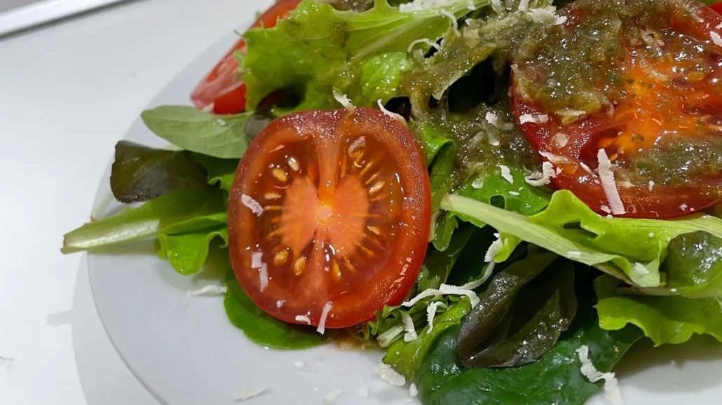 Συνταγή για ελαφριά σαλάτα ντομάτας με βινεγκρέτ βασιλικού. Νόστιμη και δροσιστική, θα χρειαστείτε μόνο 15 λεπτά για να την ετοιμάσετε.