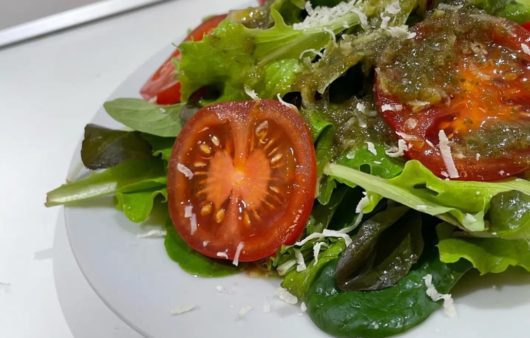 Συνταγή για ελαφριά σαλάτα ντομάτας με βινεγκρέτ βασιλικού. Νόστιμη και δροσιστική, θα χρειαστείτε μόνο 15 λεπτά για να την ετοιμάσετε.