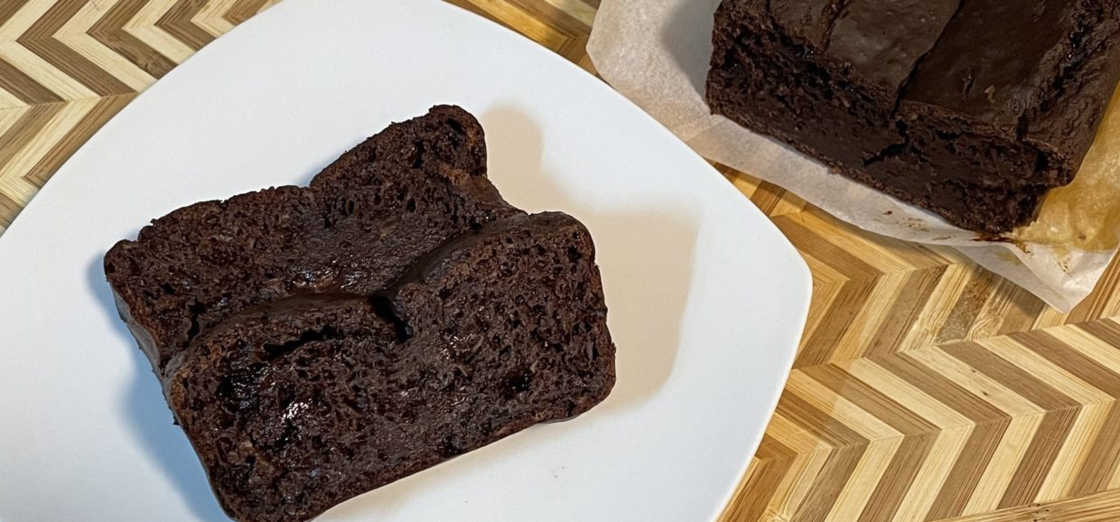 Συνταγή για υπέροχο σοκολατένιο banana bread χωρίς ζάχαρη. Αφράτο, ζουμερό και θα το φτιάξετε σε 15 λεπτά μόνο.