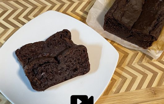 Συνταγή για υπέροχο σοκολατένιο banana bread χωρίς ζάχαρη. Αφράτο, ζουμερό και θα το φτιάξετε σε 15 λεπτά μόνο.