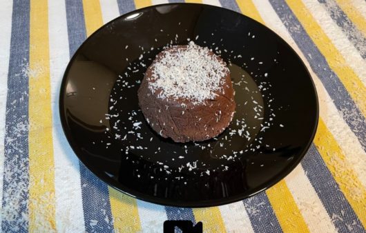 Αυτό το σοκολατένιο επιδόρπιο είναι πεντανόστιμο, είναι vegan, φυσικά νηστίσιμο και με μόνο 3 υλικά.