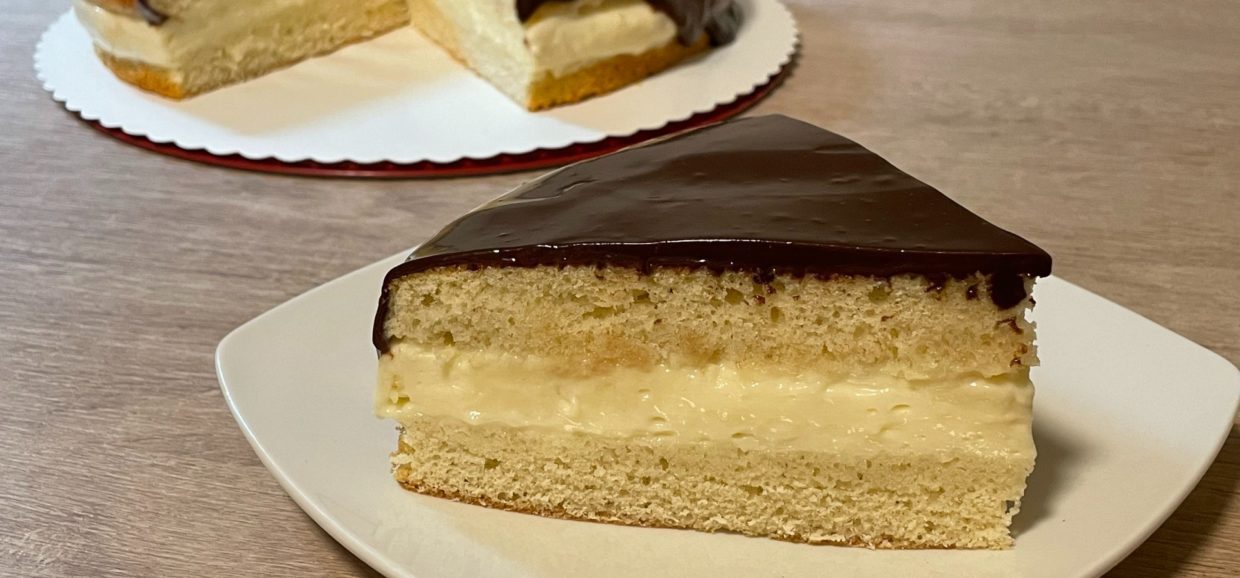 Συνταγή για μοναδική τούρτα κωκ. Αφράτο και ζουμερό παντεσπάνι, υπέροχη βελούδινη κρέμα και σοκολατένιο γλάσσο.