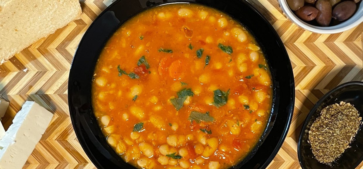 Συνταγή για παραδοσιακή φασολάδα. Σωστά χυλωμένη, υπέροχη σε γεύση και πεντανόστιμη. Ταιριάζει με φέτα, μποκύκοβο και ρέγκα.